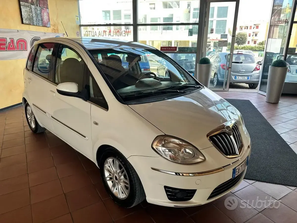 Usata Lancia Musa 77 CV (56 kW) 2011 Bianco Monovolume