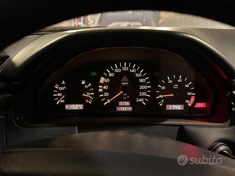 Begagnad Mercedes E200 Avantgarde 136 HK (100 kW) 1996 Blå Sedan