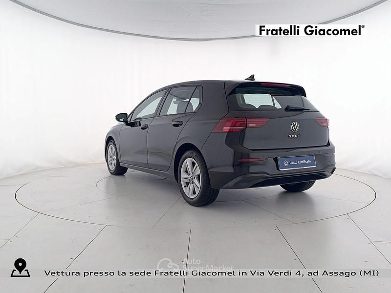 Usata VW Golf VIII Life 116 CV (85 kW) 2025 Grenadill black metallizzato Berlina