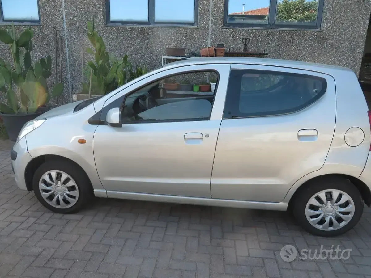 Usata Nissan Pixo 68 CV (50 kW) 2011 Grigio Utilitaria