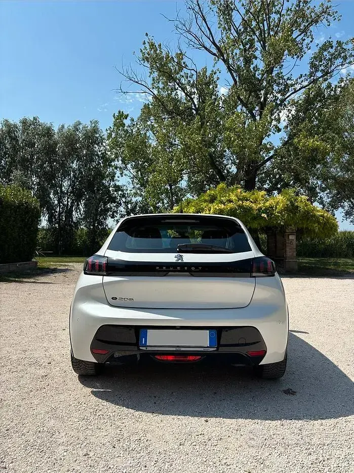 Usata Peugeot e-208 Allure 56 kW (77 CV) 2021 Bianco Utilitaria
