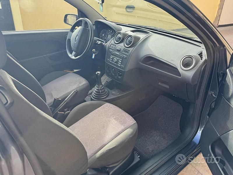 Usata Ford Fiesta 68 CV (50 kW) 2007 Grigio scuro Utilitaria