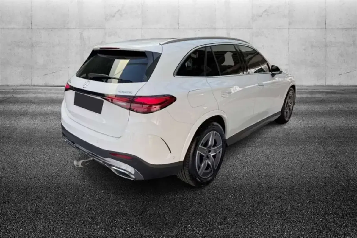 Usata Mercedes GLC300 AMG Line Premium 269 CV (197 kW) 2024 Bianco pastello SUV