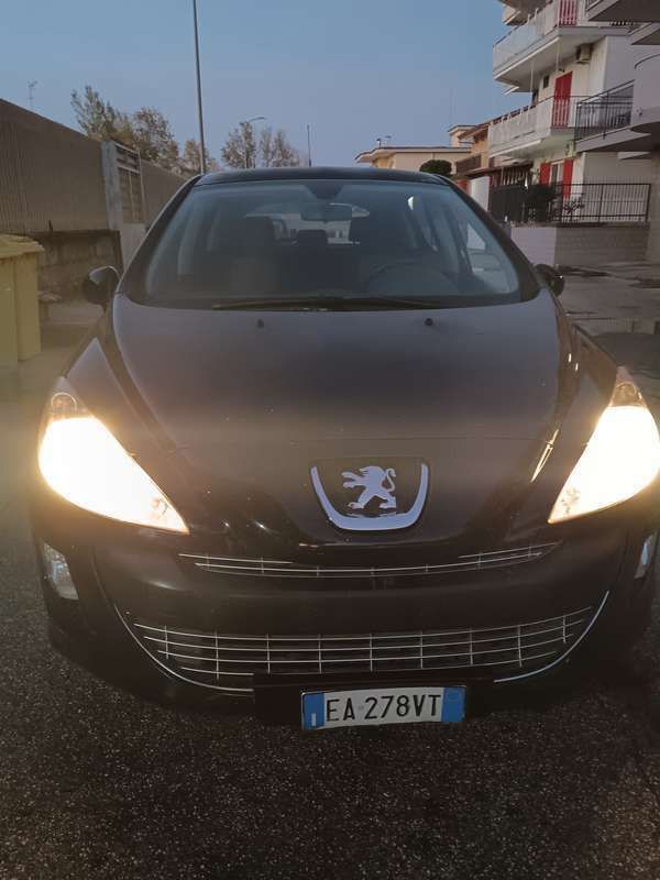 Nero Usata 2009 Peugeot 308 Tre volumi | 2000 € (Ottimo prezzo) - Immagine 1/4