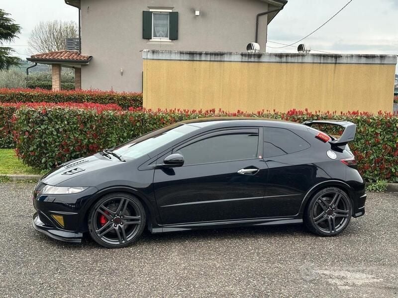 Usata 2010 Honda Civic Type R Tre volumi | 12.000 € (Buon prezzo) - Immagine 1/4