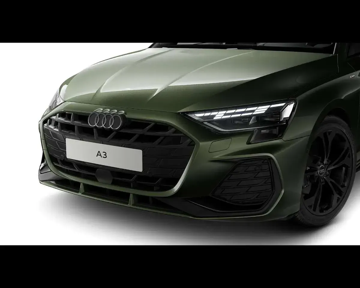 Nuova Audi A3 S-Line 150 CV (110 kW) 2026 Verde distretto metallizzato Berlina