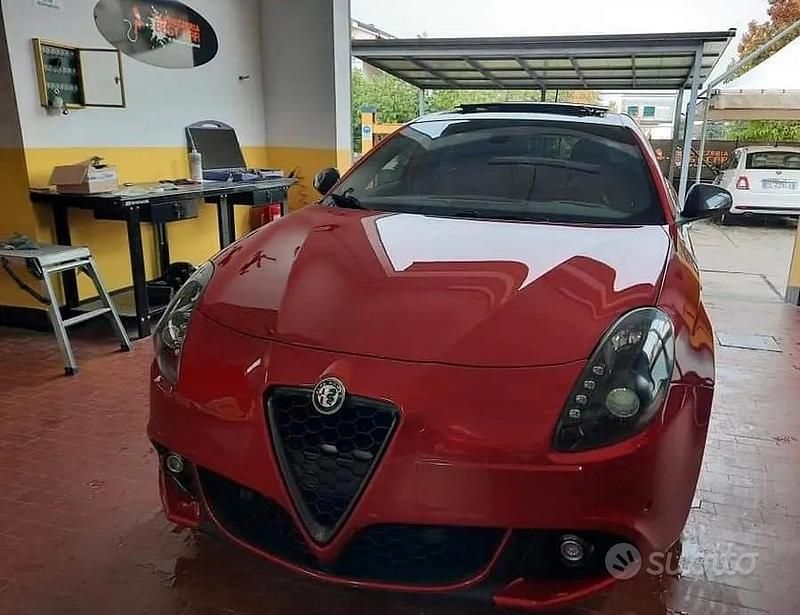 Rosso Usata 2011 Alfa Romeo Giulietta Quadrifoglio Verde Due volumi | 10.000 € (Buon prezzo) - Immagine 1/4
