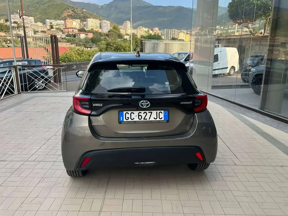 Usata Toyota Yaris Hybrid Trend 92 CV (67 kW) 2020 Verde Berlina