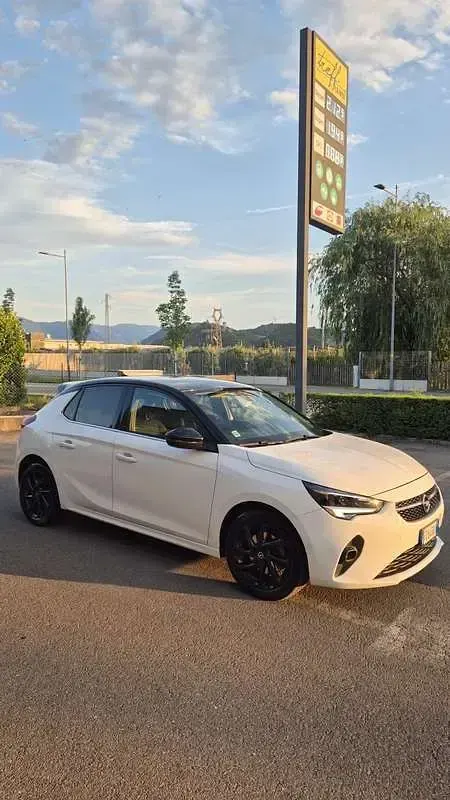 Usata Opel Corsa GS Line 101 CV (74 kW) 2020 Bianco Utilitaria
