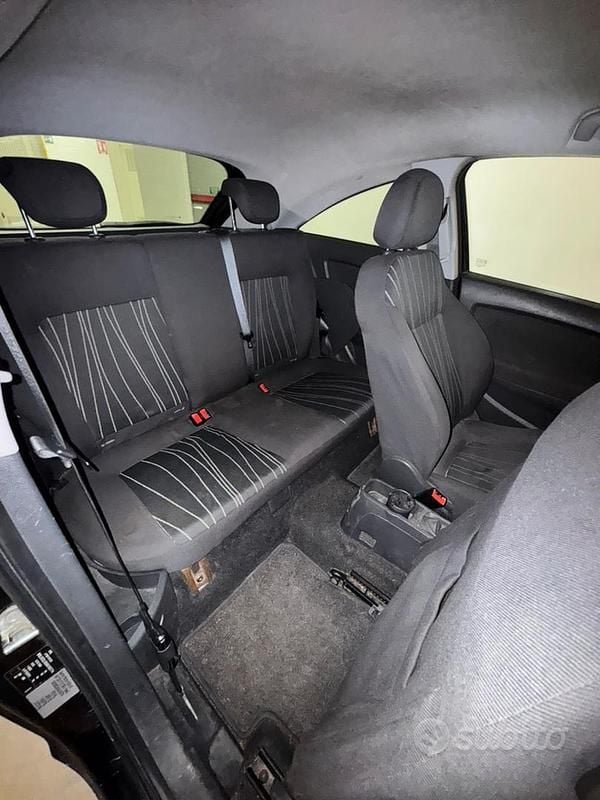 Usata Opel Corsa Edition 80 CV (58 kW) 2010 Nero Berlina