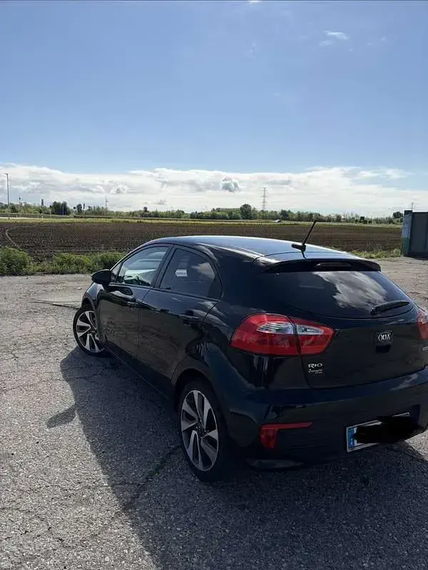 Begagnad Kia Rio 90 HK (66 kW) 2015 Svart Sedan