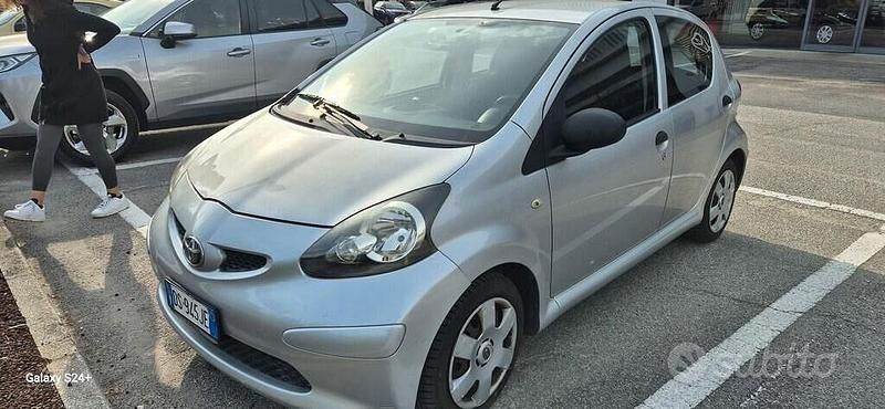 Grigio Usata 2008 Toyota Aygo Due volumi | 3900 € (Buon prezzo) - Immagine 1/4