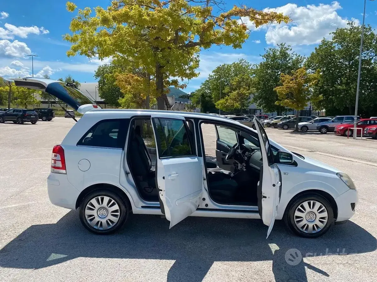Usata Opel Zafira 150 CV (110 kW) 2013 Bianco Monovolume