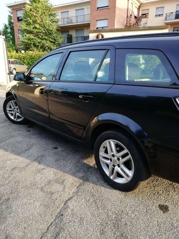 Nero Usata 2007 Opel Astra Club Station wagon | 2000 € (Buon prezzo) - Immagine 1/4