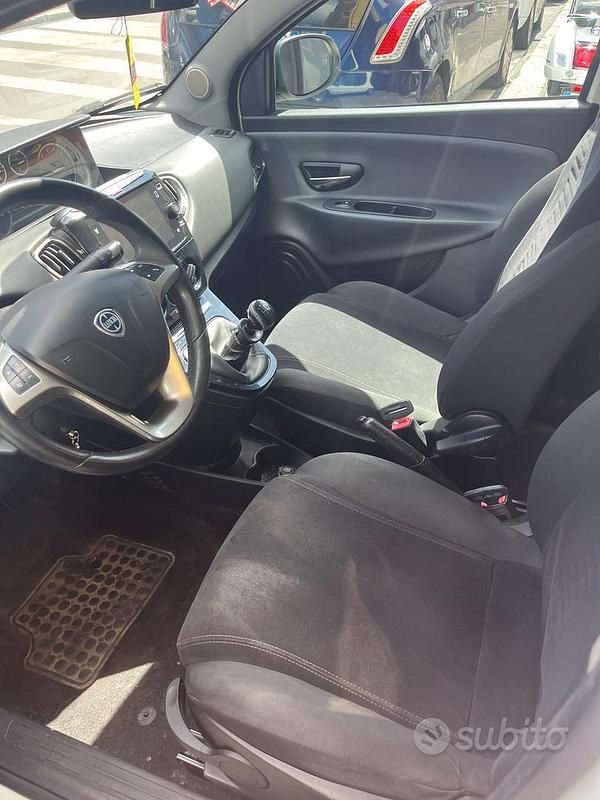 Usata Lancia Ypsilon Platinum 69 CV (50 kW) 2015 Bianco Utilitaria