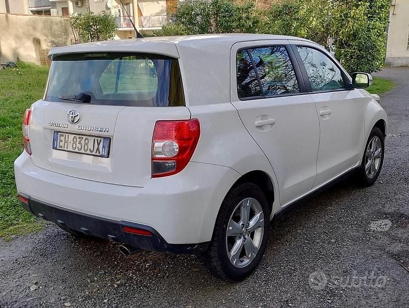 Usata Toyota Urban Cruiser Luxury 90 CV (66 kW) 2011 Bianco Berlina