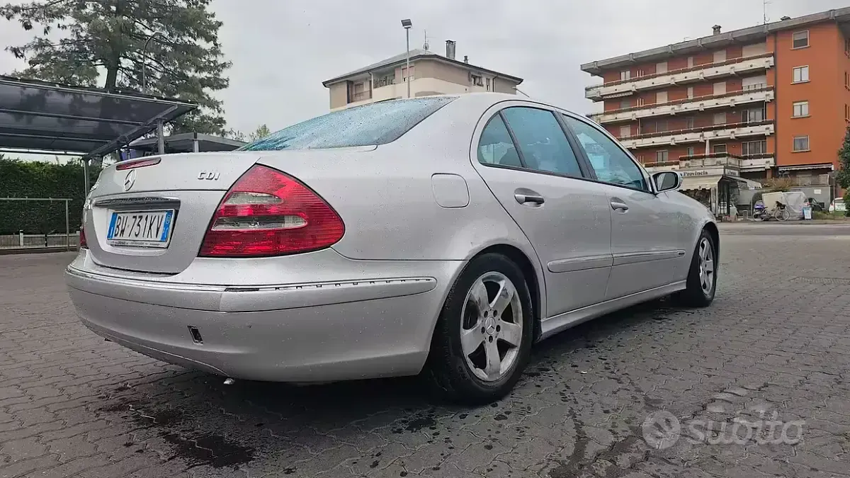 Usata Mercedes E270 Avantgarde 177 CV (130 kW) 2002 Grigio Berlina