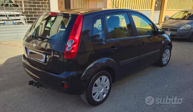 Usata Ford Fiesta 68 CV (50 kW) 2007 Nero Utilitaria