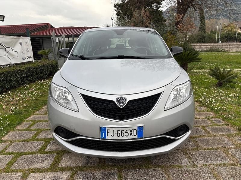 Usata Lancia Ypsilon Gold 69 CV (50 kW) 2017 Grigio Utilitaria