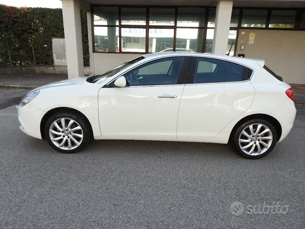 Usata Alfa Romeo Giulietta Distinctive 120 CV (88 kW) 2015 Bianco Utilitaria