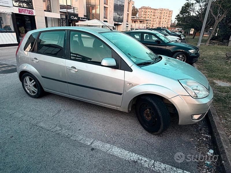 Usata Ford Fiesta 90 CV (66 kW) 2005 Grigio Utilitaria