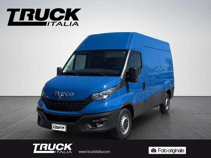 Usata Iveco Daily 136 CV (100 kW) 2020 Blu Berlina