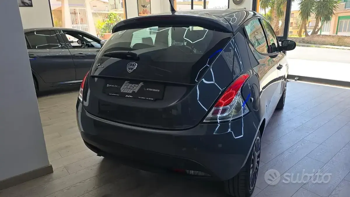Usata Lancia Ypsilon 69 CV (50 kW) 2014 Grigio Utilitaria