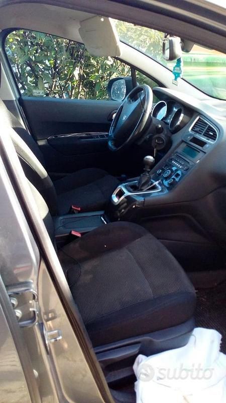 Usata Peugeot 5008 112 CV (82 kW) 2011 Grigio Monovolume