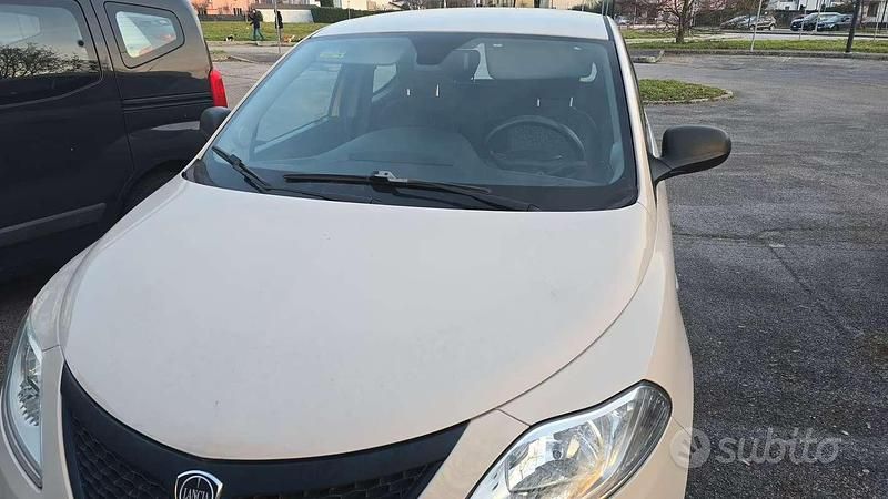 Usata Lancia Ypsilon 69 CV (50 kW) 2018 Beige Utilitaria