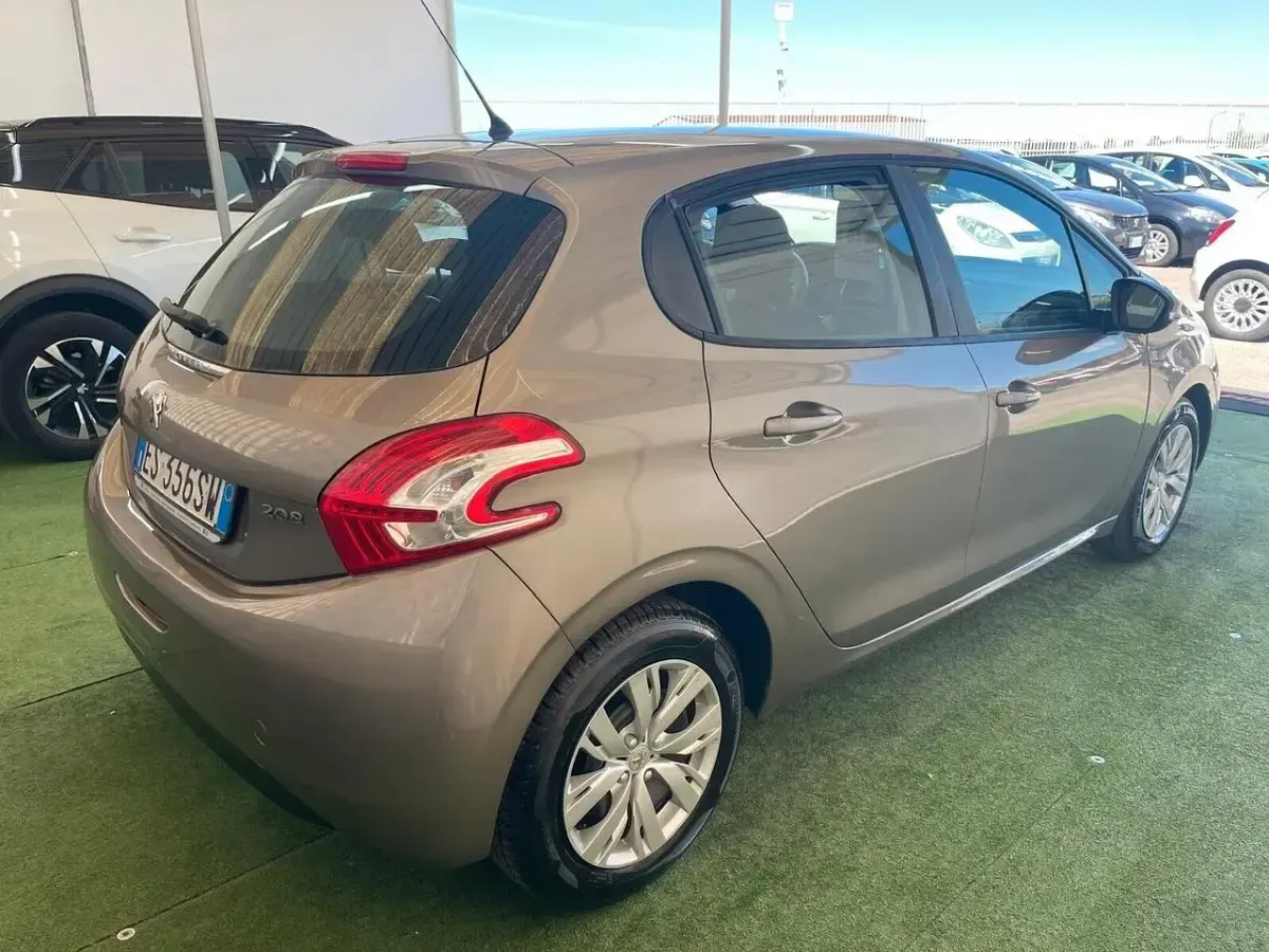 Usata Peugeot 208 82 CV (60 kW) 2013 Oro Utilitaria