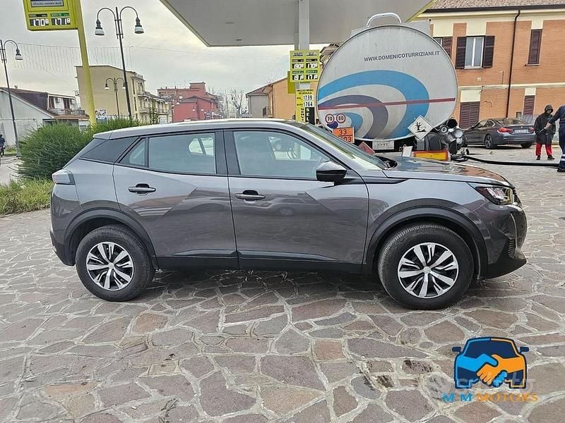 Usata Peugeot 2008 Allure 101 CV (74 kW) 2023 Grigio scuro metallizzato SUV