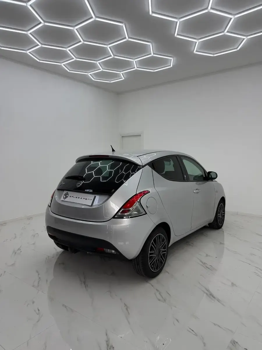 Usata Lancia Ypsilon Silver 85 CV (62 kW) 2014 Argento Utilitaria