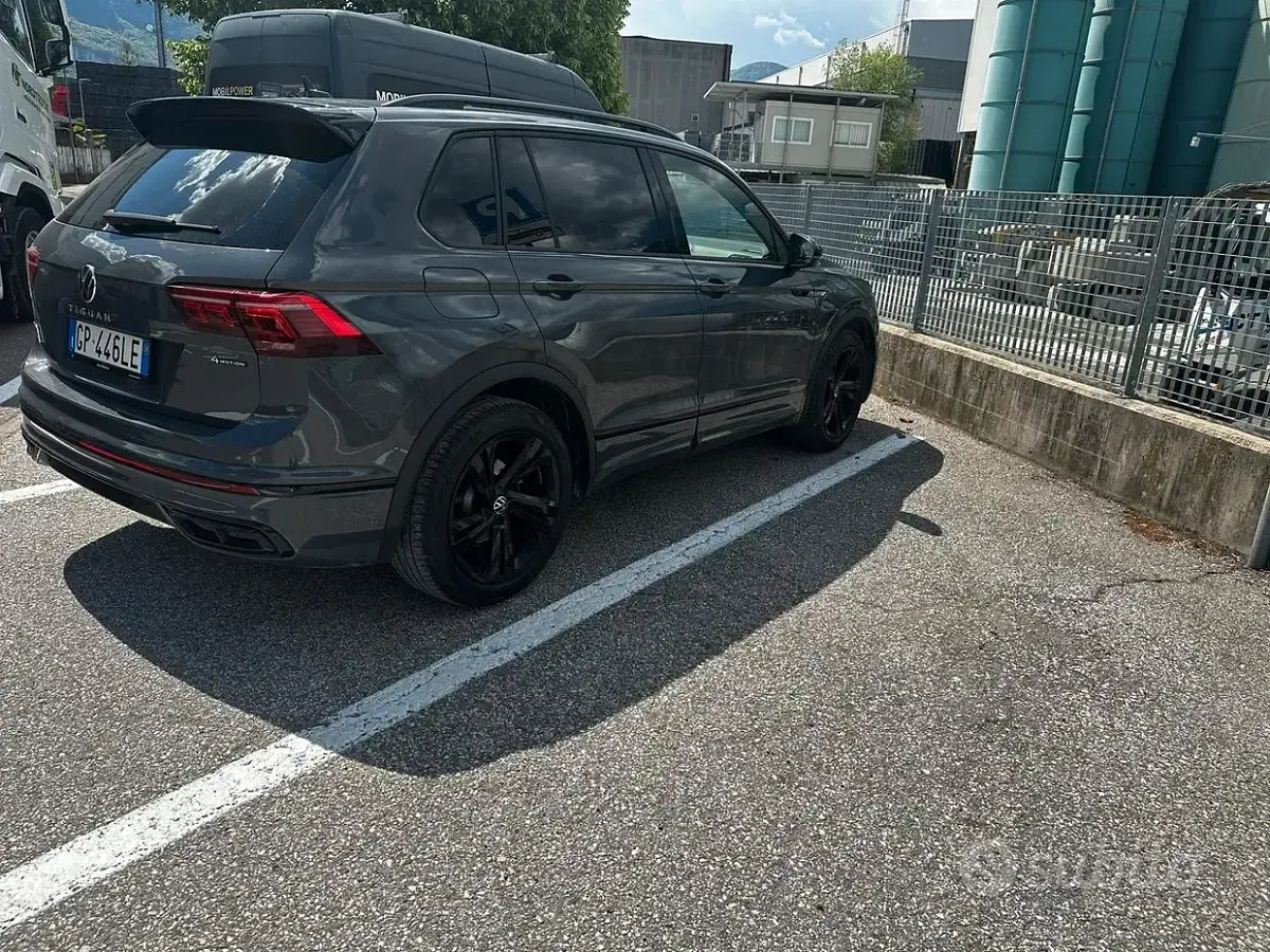 Usata VW Tiguan R-line 200 CV (147 kW) 2024 Grigio SUV