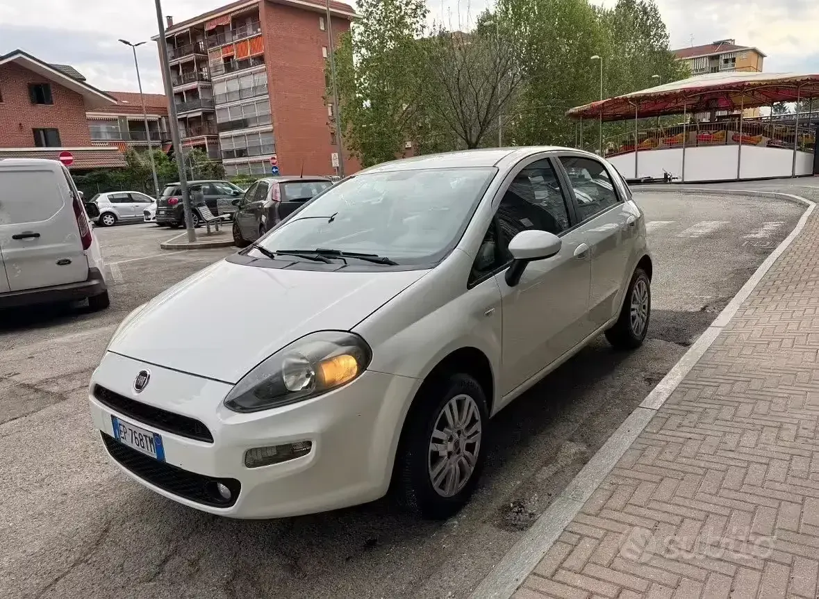 Occasion Fiat Punto Lounge 77 ch (56 kW) 2013 Blanc Citadine