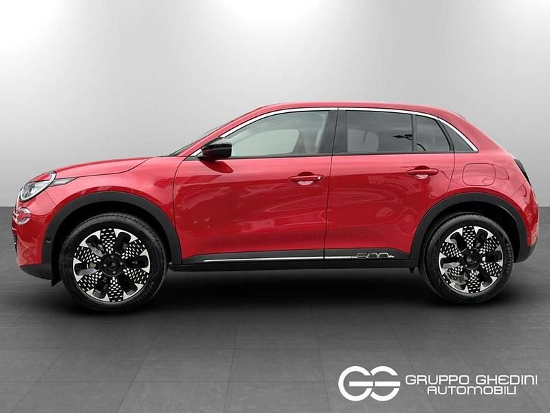 Nuova Fiat 600 La Prima 101 CV (74 kW) 2026 Rosso passione pastello SUV