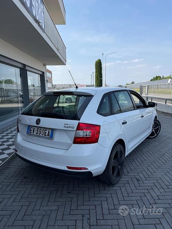 Usata Skoda Rapid Active 90 CV (66 kW) 2014 Bianco Utilitaria