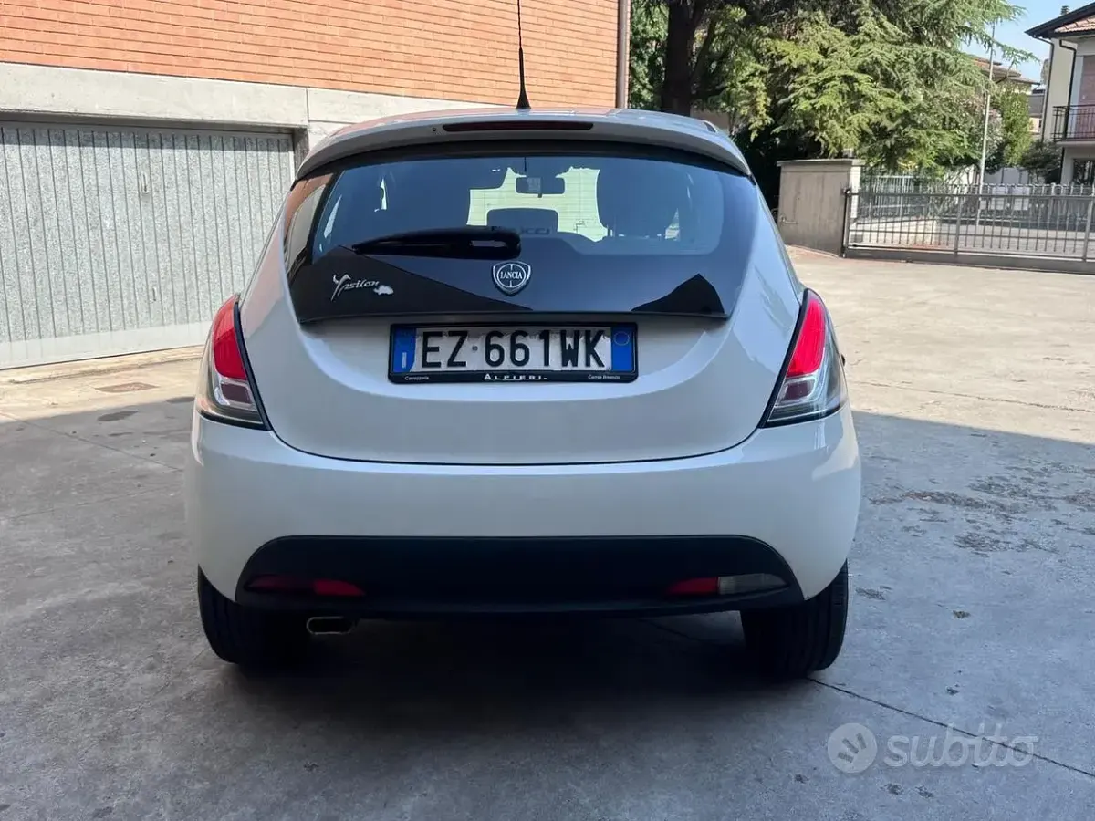 Usata Lancia Ypsilon Gold 69 CV (50 kW) 2015 Bianco Utilitaria