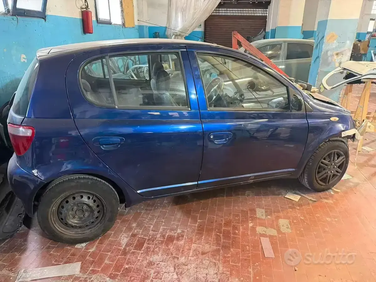 Usata Toyota Yaris 86 CV (63 kW) 2001 Bluazzurro Utilitaria