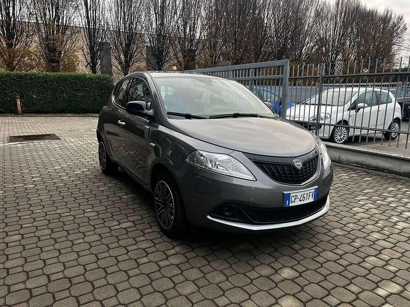 Usata Lancia Ypsilon Silver 69 CV (50 kW) 2023 Grigio Utilitaria