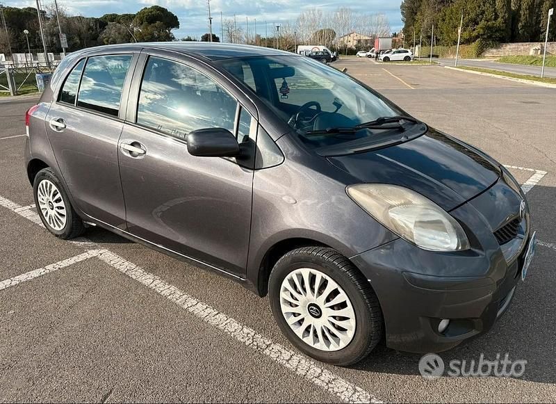 Usata 2011 Toyota Yaris Sol Due volumi | 3300 € (Ottimo prezzo) - Immagine 1/4