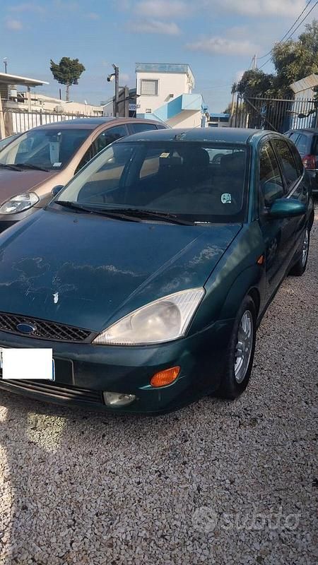 Grigio Usata 2001 Ford Focus Ghia Tre volumi | 1200 € (Buon prezzo) - Immagine 1/4