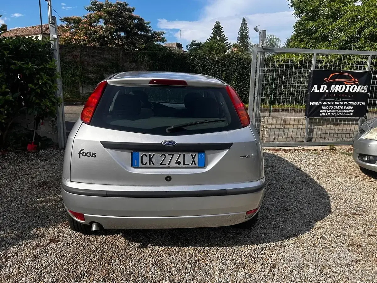 Usata Ford Focus Ghia 116 CV (85 kW) 2004 Grigio Berlina