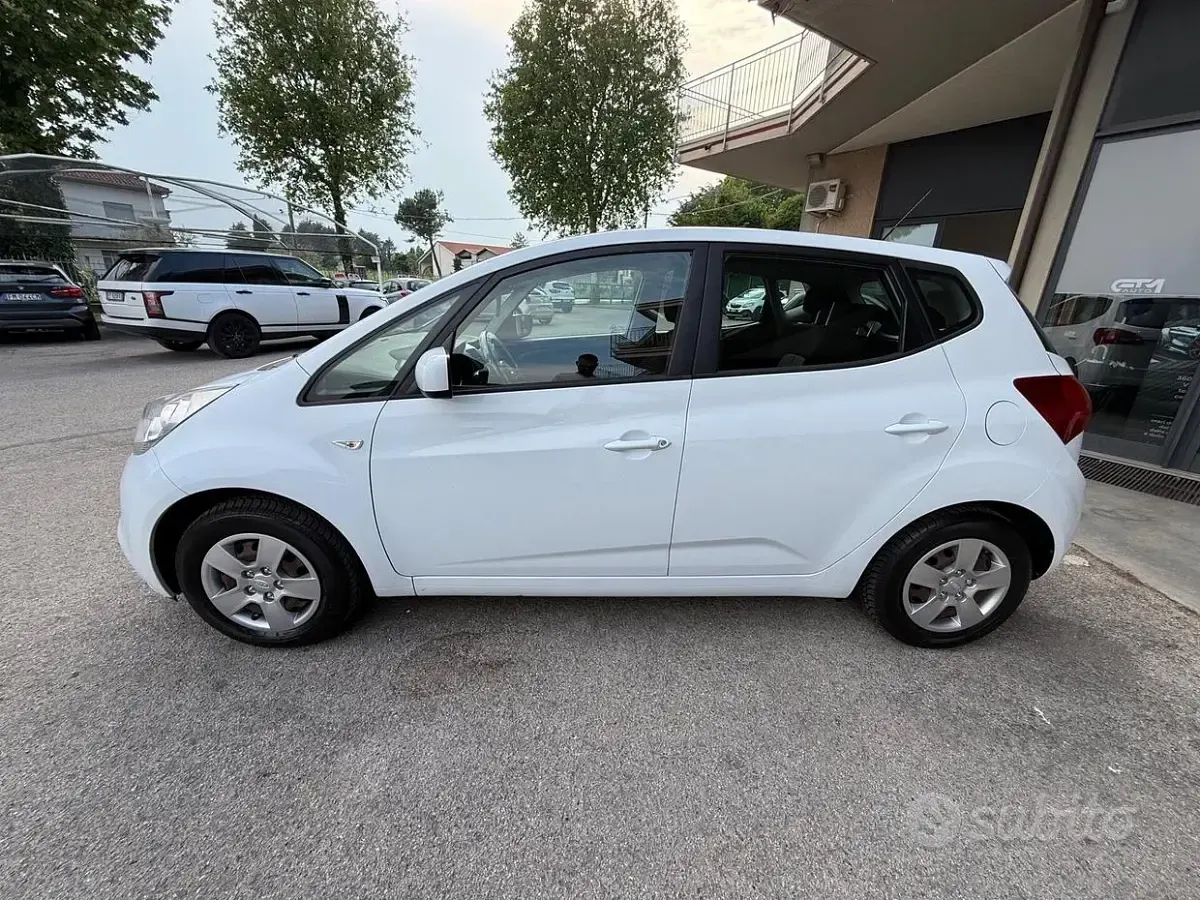 Usata Kia Venga Active 90 CV (66 kW) 2015 Bianco Utilitaria