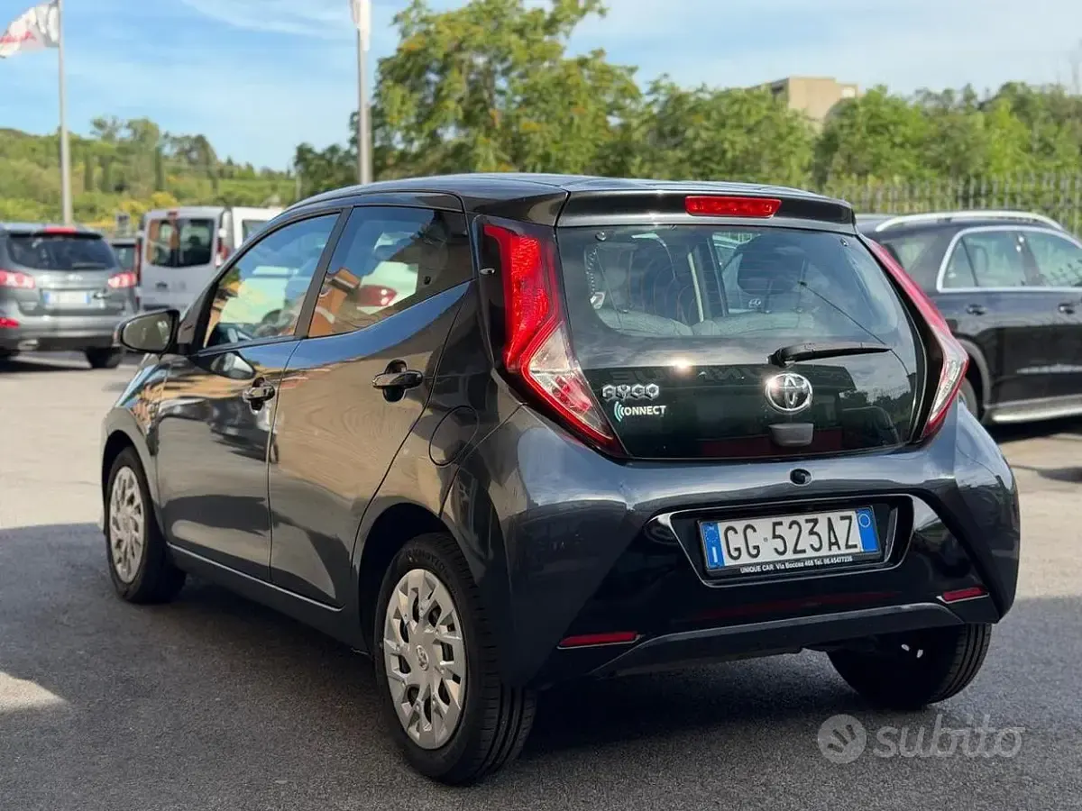 Usata Toyota Aygo Connect Style 72 CV (52 kW) 2021 Grigio Utilitaria
