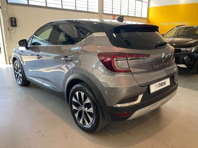 Usata Renault Captur Techno 94 CV (69 kW) 2023 Grigio scuro tetto nero SUV