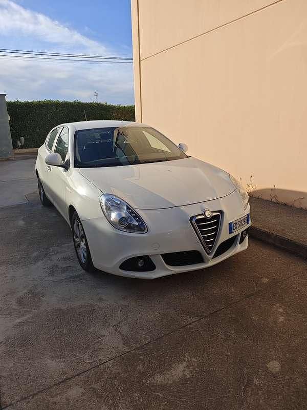 Usata 2013 Alfa Romeo Giulietta Distinctive Due volumi | 5500 € (Buon prezzo) - Immagine 1/4