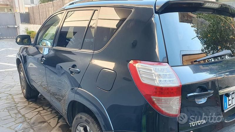 Second-hand Toyota RAV4 150 CP (110 kW) 2011 Negru SUV