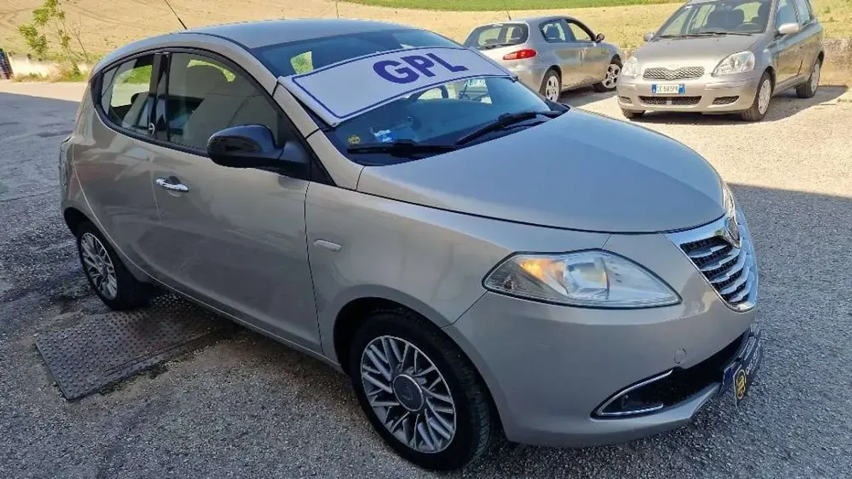 Usata Lancia Ypsilon Gold 69 CV (50 kW) 2012 Grigio Utilitaria