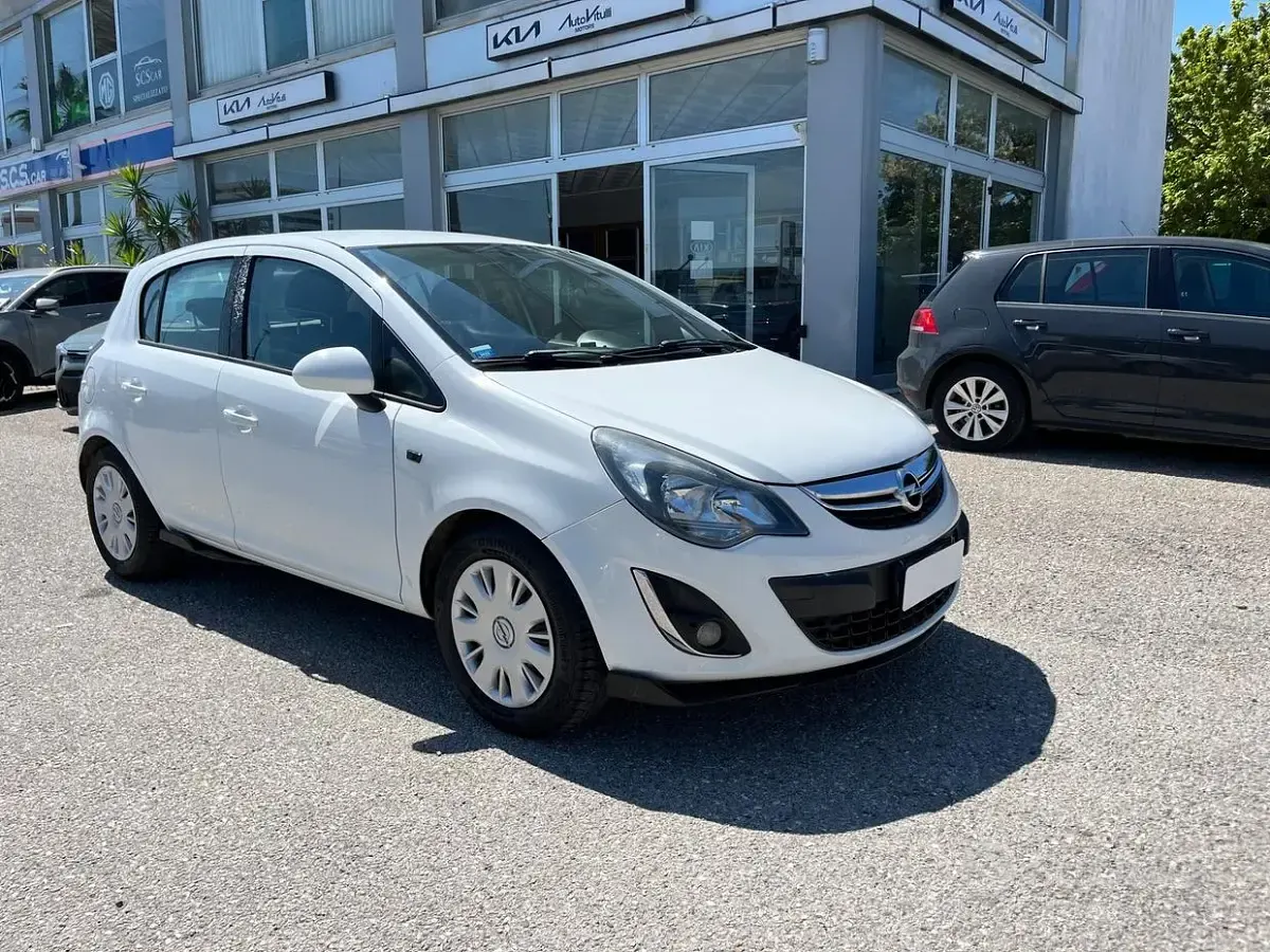 Usata Opel Corsa Edition 75 CV (55 kW) 2013 Bianco Utilitaria