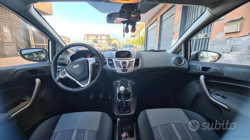 Usata Ford Fiesta Titanium 68 CV (50 kW) 2012 Grigio Utilitaria